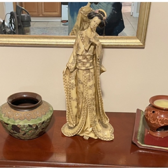 Touch of Class Miyoko Geisha Resin Statue - Picture 7 of 7